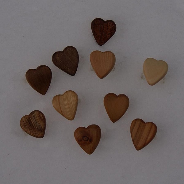 Bague cabochon en bois forme coeur Meleze a noeud largeur 20mm