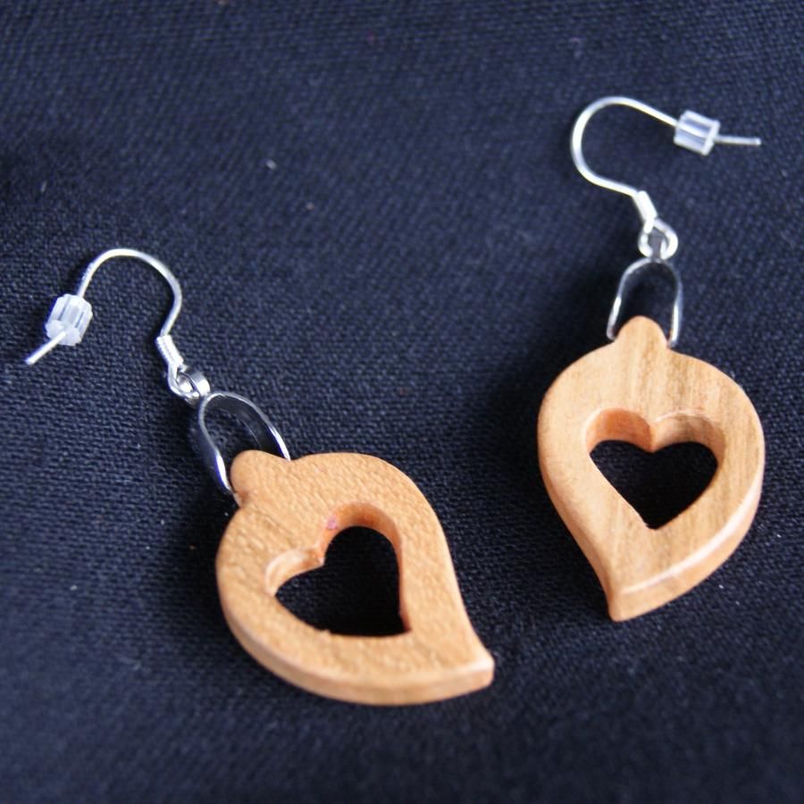 orecchini cuore in ciliegio cerato, matrimonio in legno, San Valentino, fatti a mano