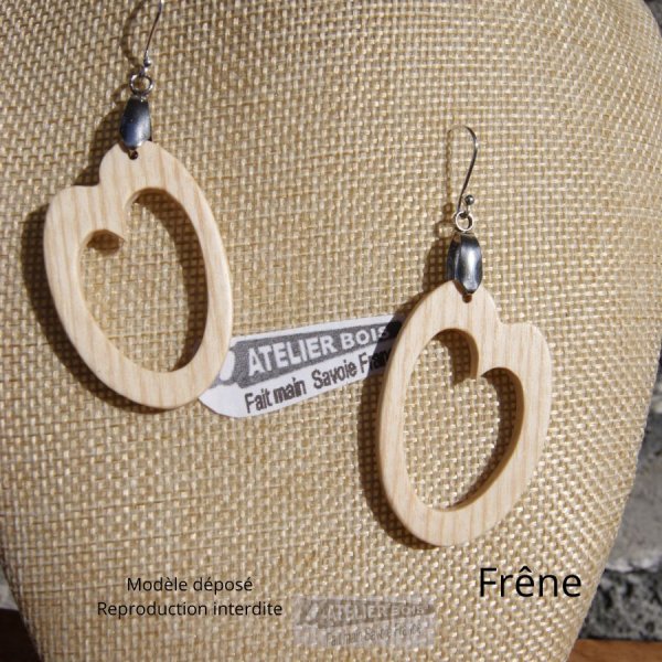 orecchino ovale in faggio gioiello in legno fatto a mano, forma geometrica