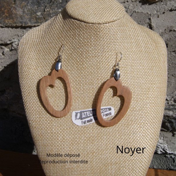 orecchino ovale in faggio gioiello in legno fatto a mano, forma geometrica