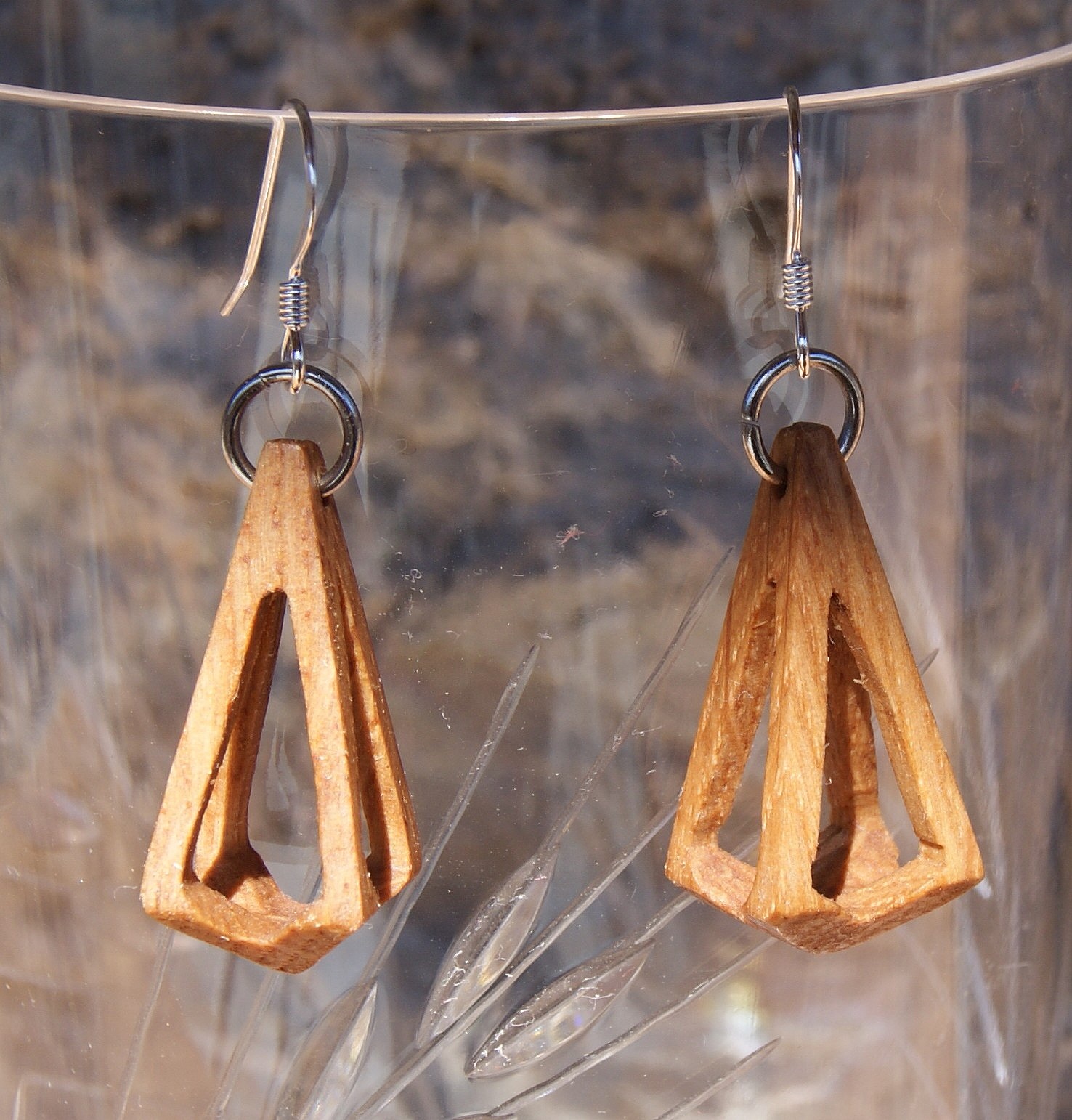 boucle d'oreille pyramide evid&eacute;e bijou ethique en bois cir&eacute;, nature, fait main