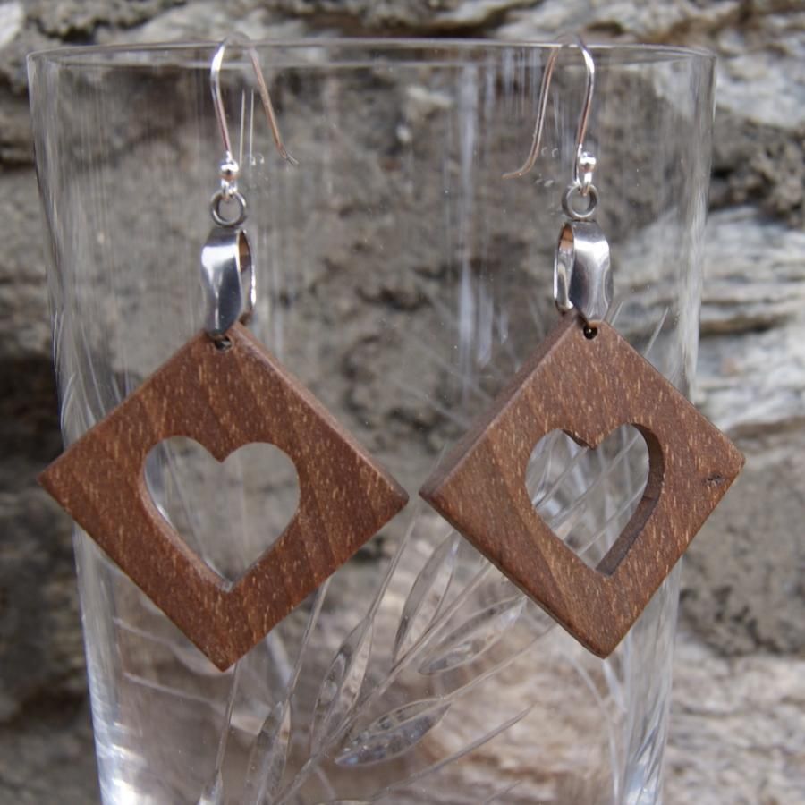 orecchini quadrati con cuore in noce gioielli etici in legno, matrimonio in legno, San Valentino, fatti a mano