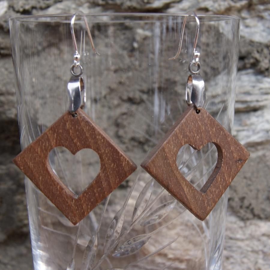 orecchini quadrati con cuore in noce gioielli etici in legno, matrimonio in legno, San Valentino, fatti a mano