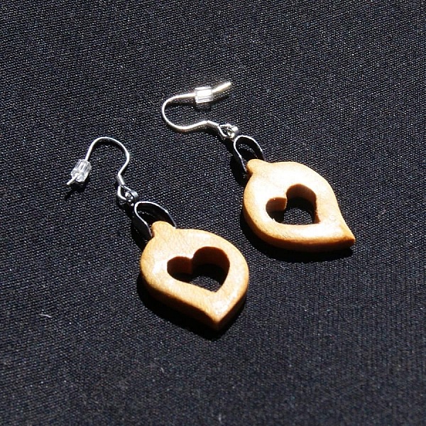 orecchini cuore in ciliegio cerato, matrimonio in legno, San Valentino, fatti a mano