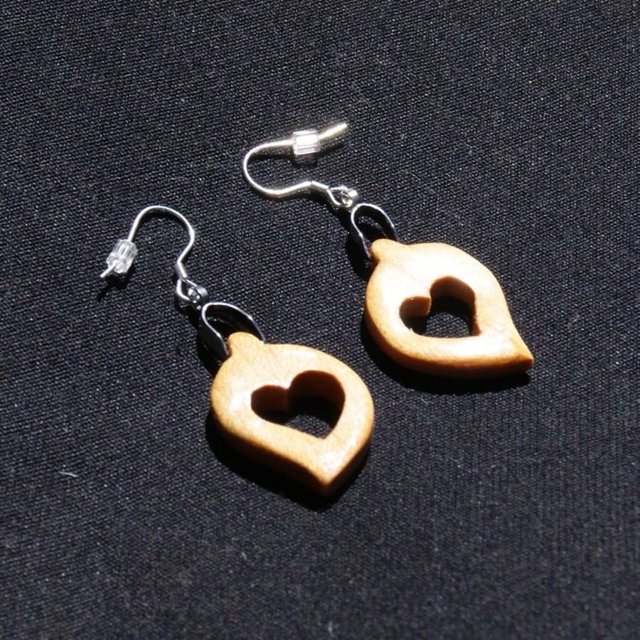 orecchini cuore in ciliegio cerato, matrimonio in legno, San Valentino, fatti a mano