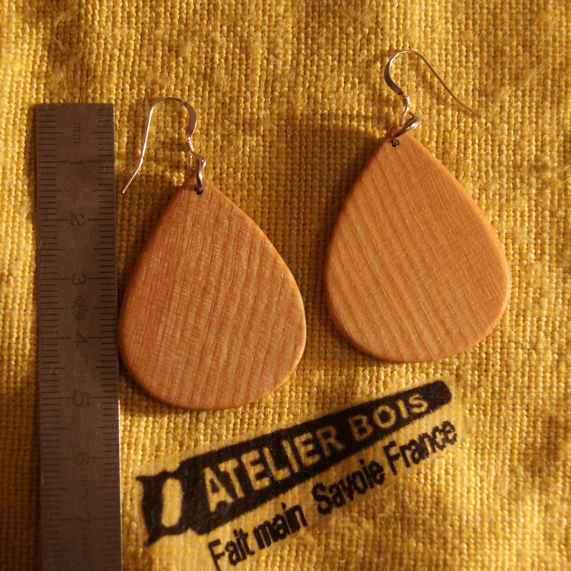 boucles d'oreilles goutte en bois bijoux éthiques fait main en bois, bijou nature ciré, pour oreilles percées