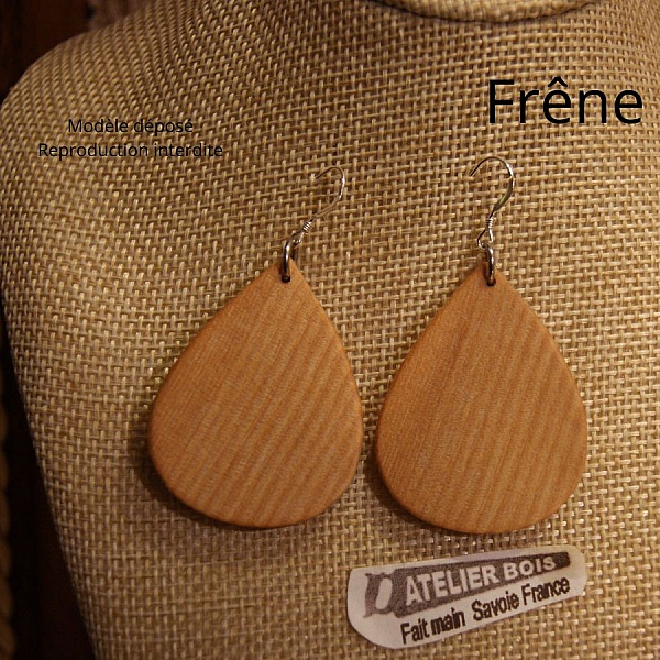 boucles d'oreilles goutte en bois bijoux &eacute;thiques fait main en bois, bijou nature cir&eacute;, pour oreilles perc&eacute;es