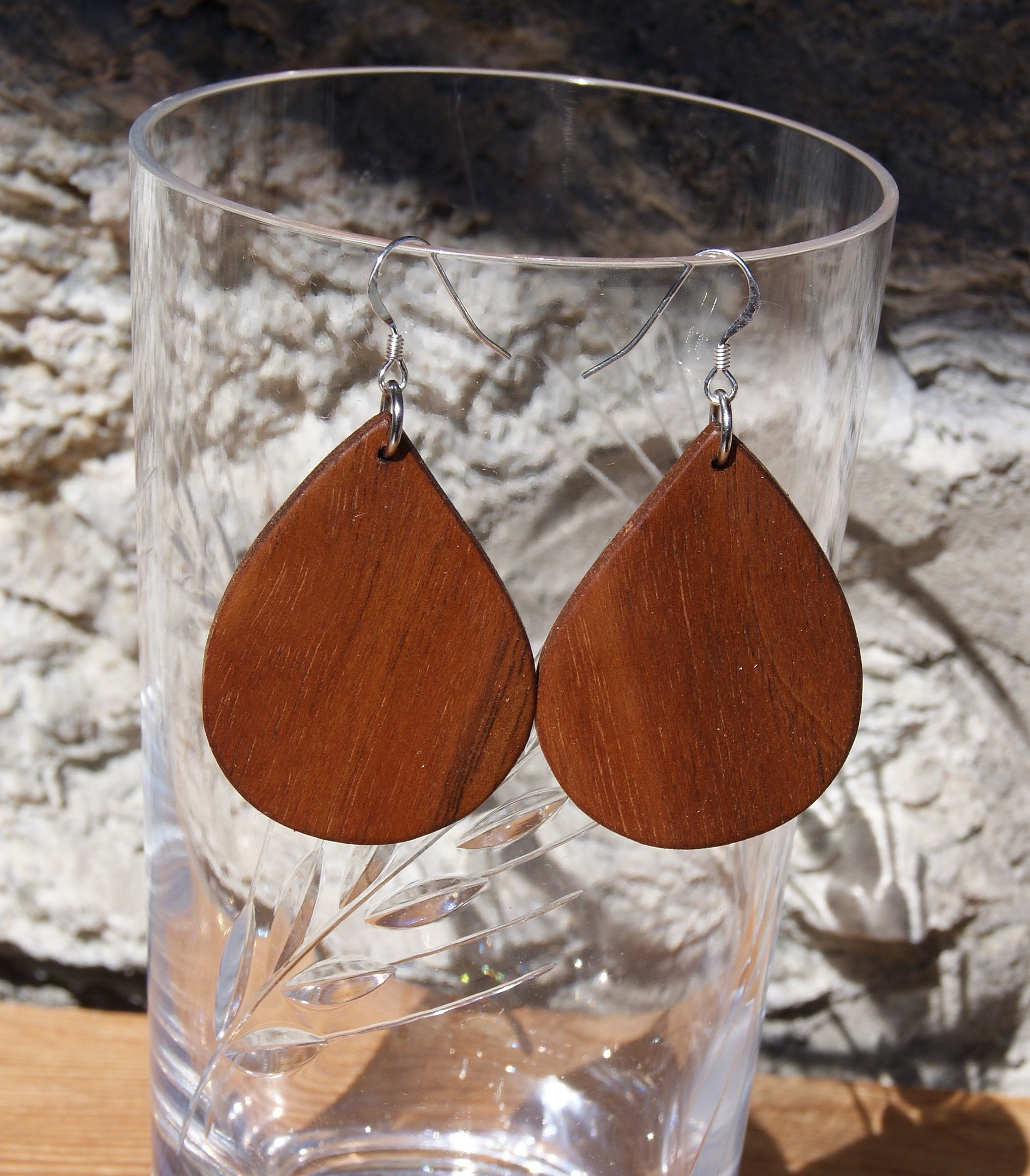 boucles d'oreilles goutte en bois bijoux &eacute;thiques fait main en bois, bijou nature cir&eacute;, pour oreilles perc&eacute;es