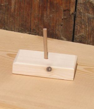 clarinetto basso montato su una base, ritaglio di legno, decorazione musicale per la tavola delle feste