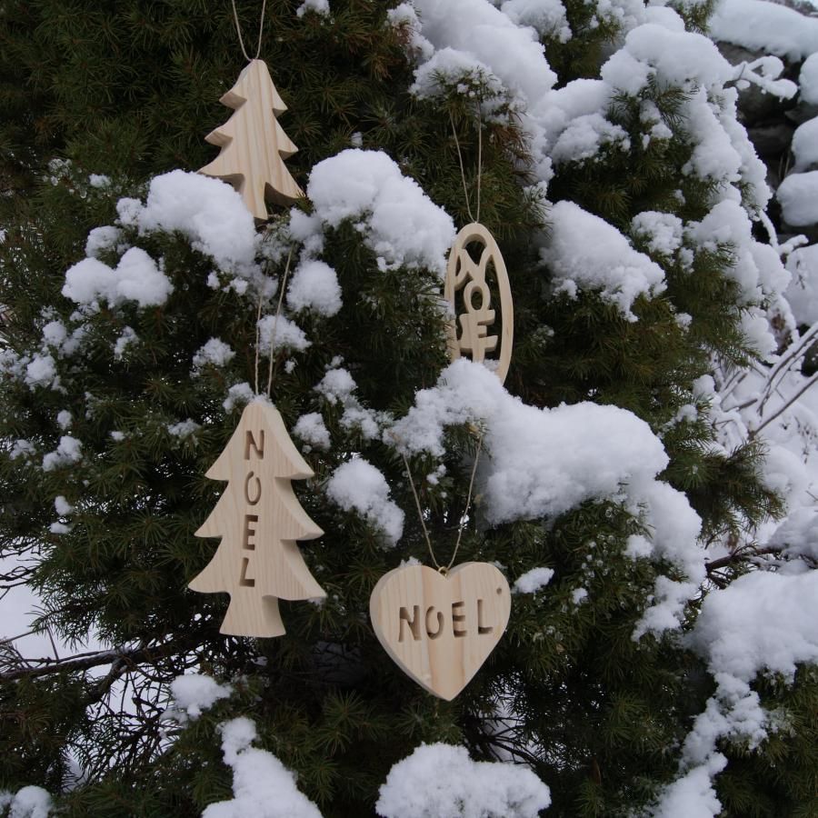 Cuore di palline di Natale in legno da appendere all'albero di Natale
