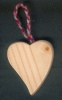 Piccolo cuore di legno inclinato da appendere a San Valentino