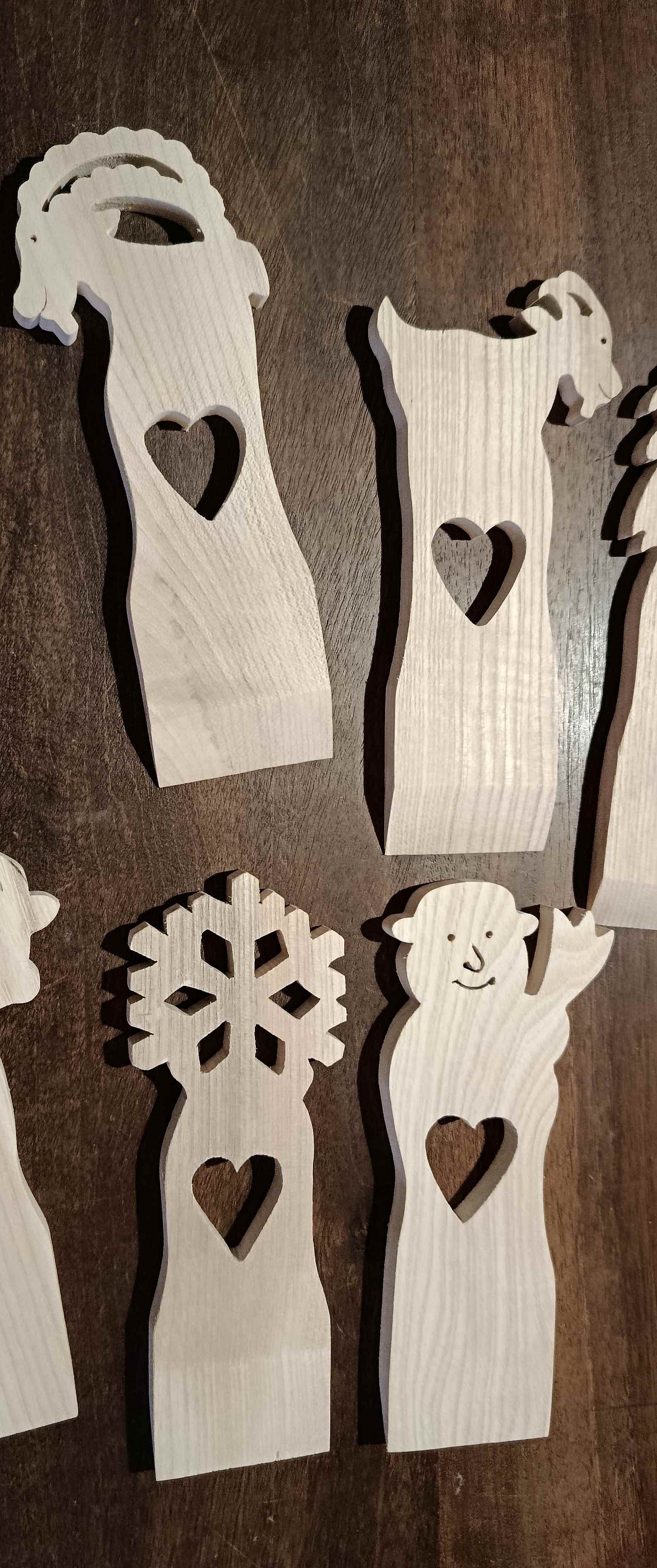 Quatre spatules à raclette artisanales en bois de frêne.
