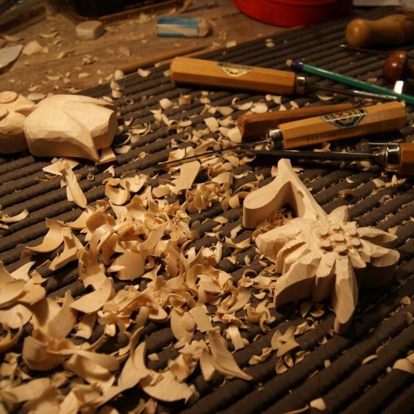 Stella alpina intagliata e cerata a mano in noce, legno di tiglio, scultura, decorazione d'interni