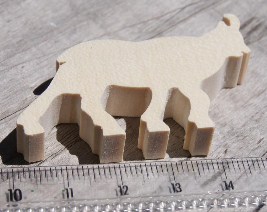 Miniatura in legno di camoscio per decorare il tema della montagna