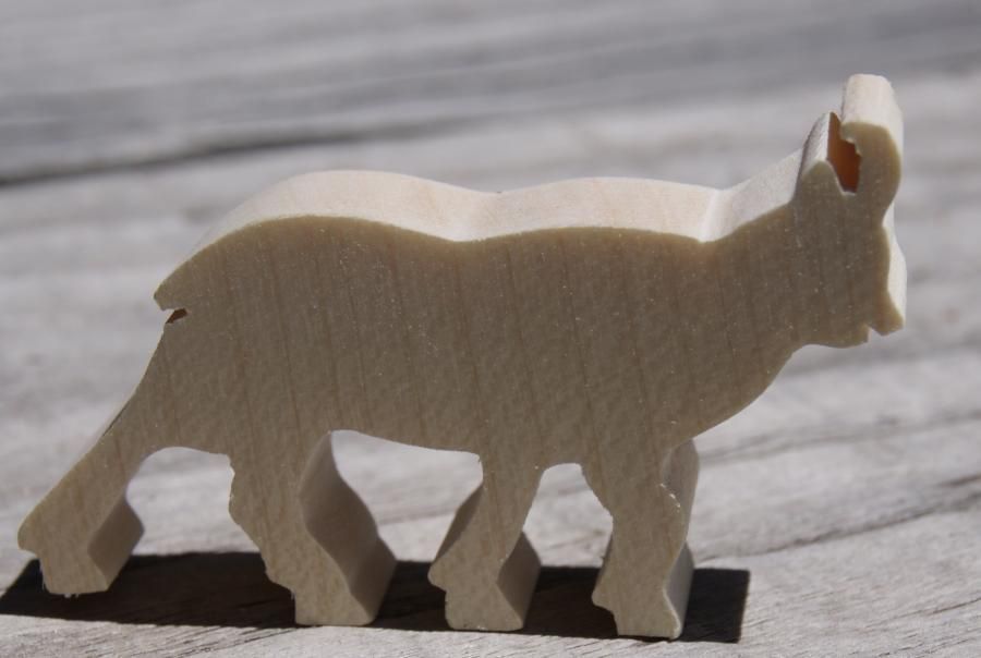 Miniatura in legno di camoscio per decorare il tema della montagna