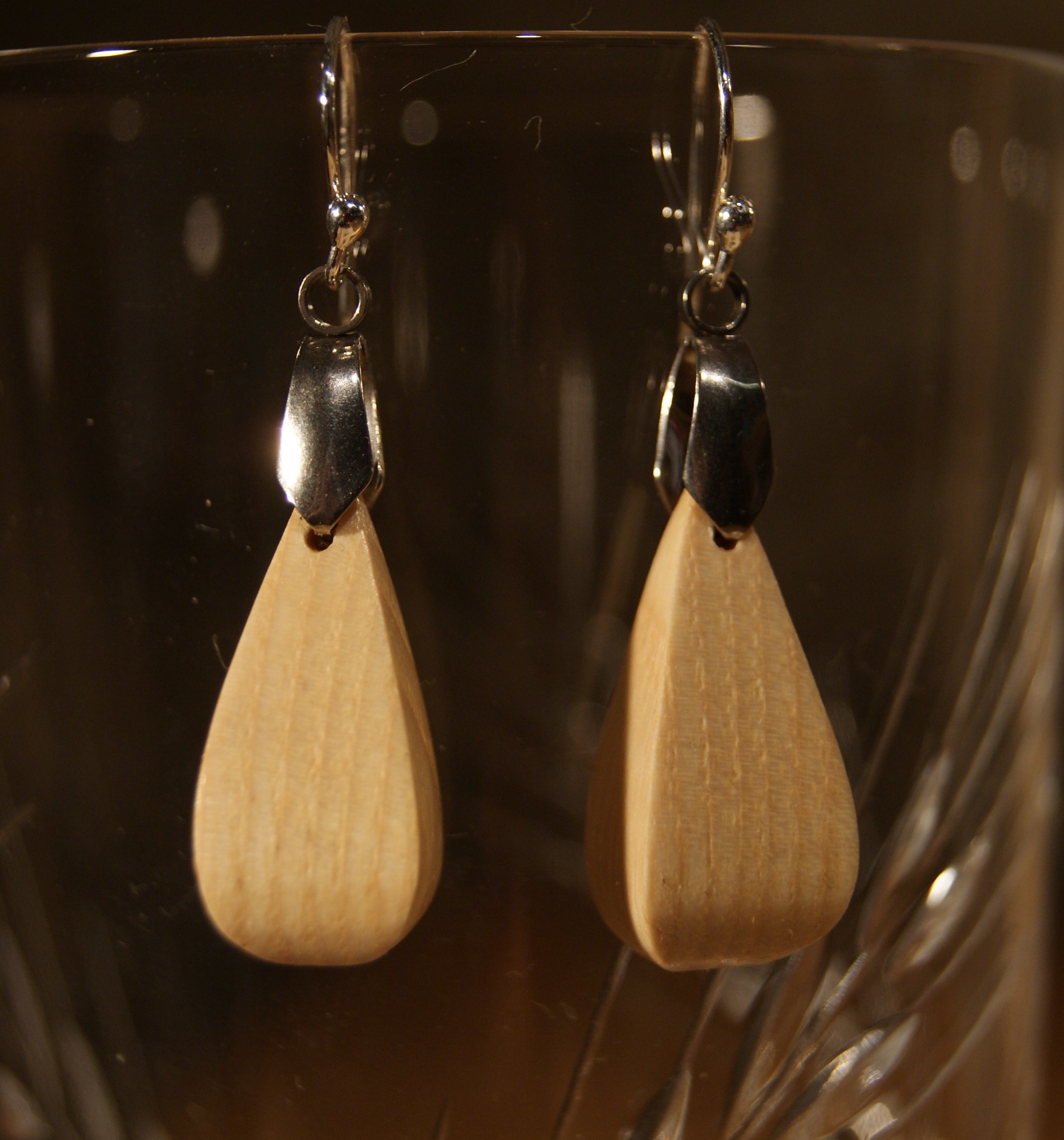 Pendentif gouttelette 3D en bois d'érable fabriqué en Savoie.