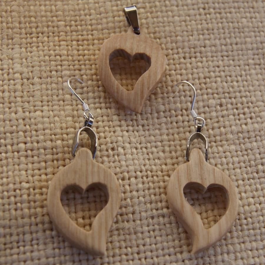 Set di cuori in legno di frassino, orecchini e ciondolo, regalo di San Valentino all'insegna della natura