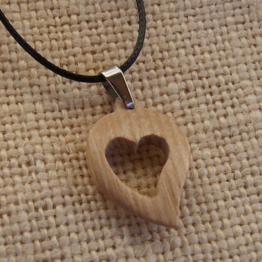 Set di cuori in legno di frassino, orecchini e ciondolo, regalo di San Valentino all'insegna della natura