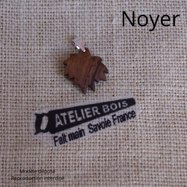 ciondolo foglia d'acero in legno di faggio cerato gioiello etico, fatto a mano