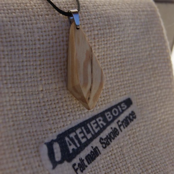 ciondolo in legno di betulla cerato, gioiello etico, fatto a mano, forma piramidale