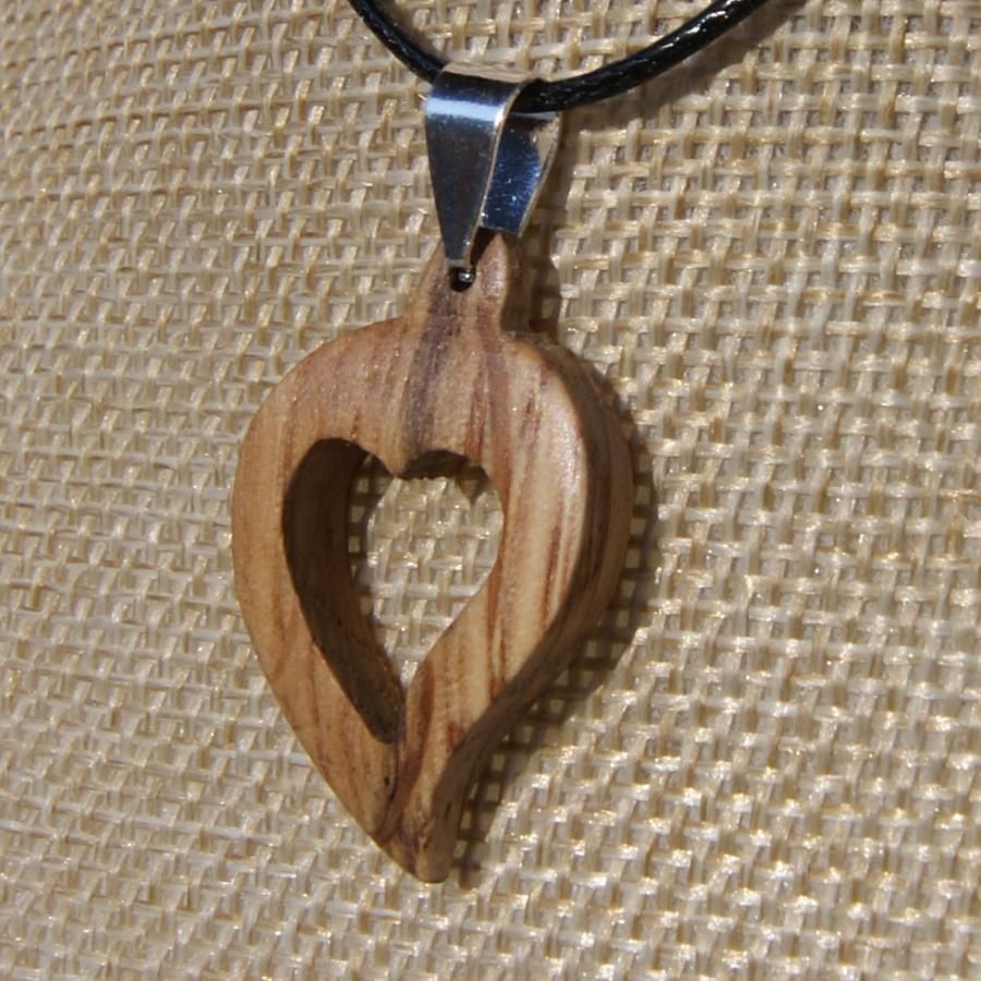 ciondolo cuore in quercia, matrimonio in legno, San Valentino, gioielli in legno e natura, fatti a mano