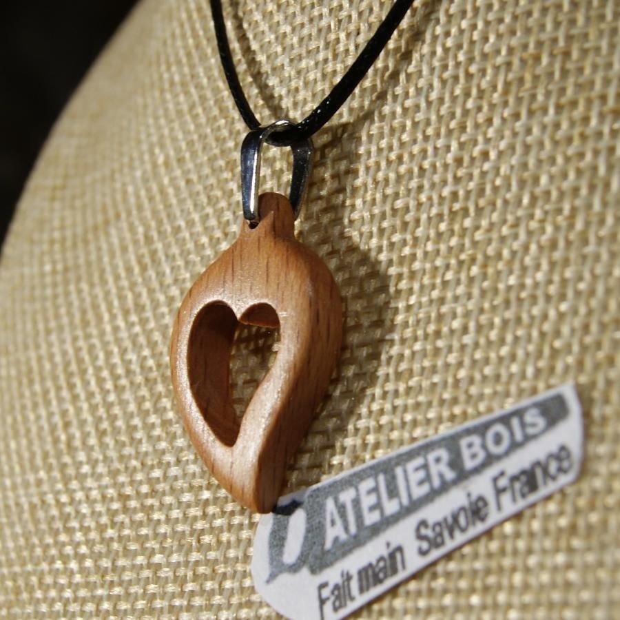 ciondolo a cuore in legno massiccio di faggio, idea regalo per un matrimonio in legno, San Valentino, gioielli in legno e natura, realizzati a mano