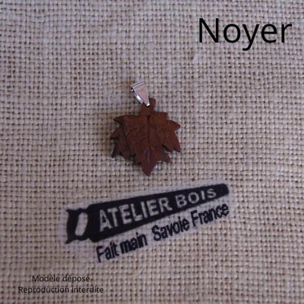 ciondolo a forma di foglia d'acero in legno di faggio cerato, gioielli etici, fatti a mano