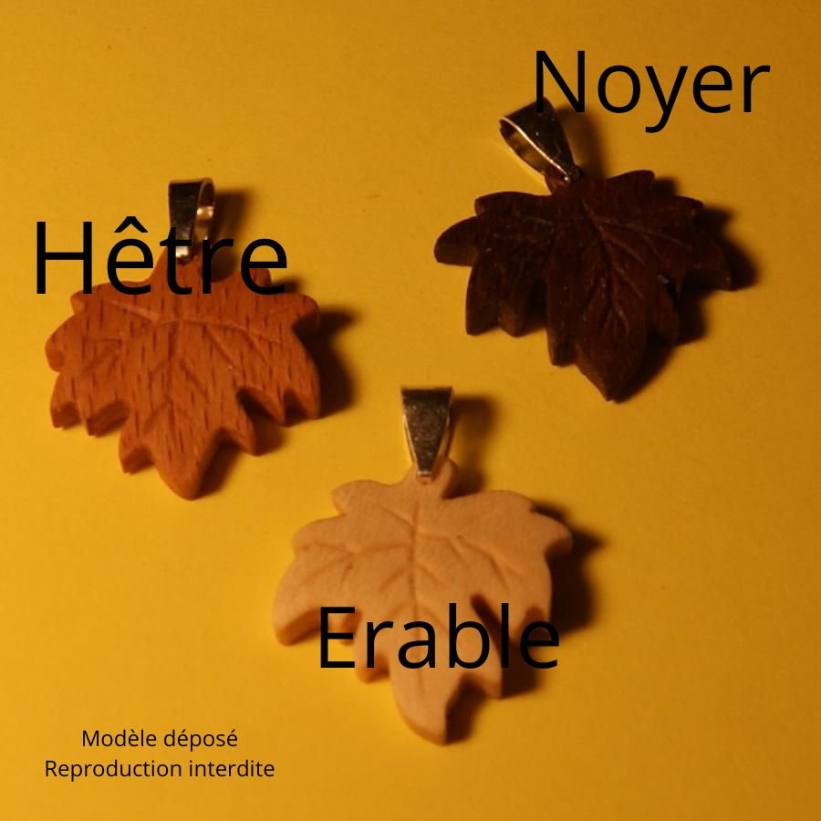 ciondolo a forma di foglia d'acero in legno di faggio cerato, gioielli etici, fatti a mano
