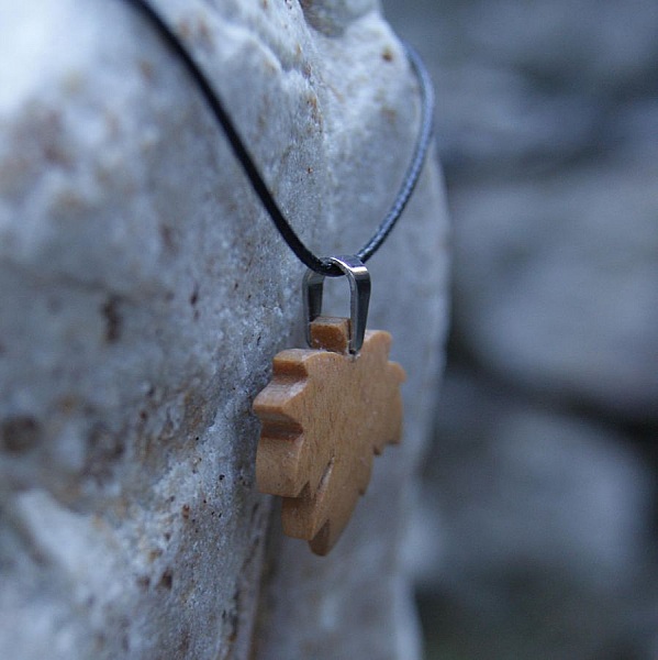 pendentif feuille d'&eacute;rable en bois d'&eacute;rable cir&eacute; bijou &eacute;thique, fait main