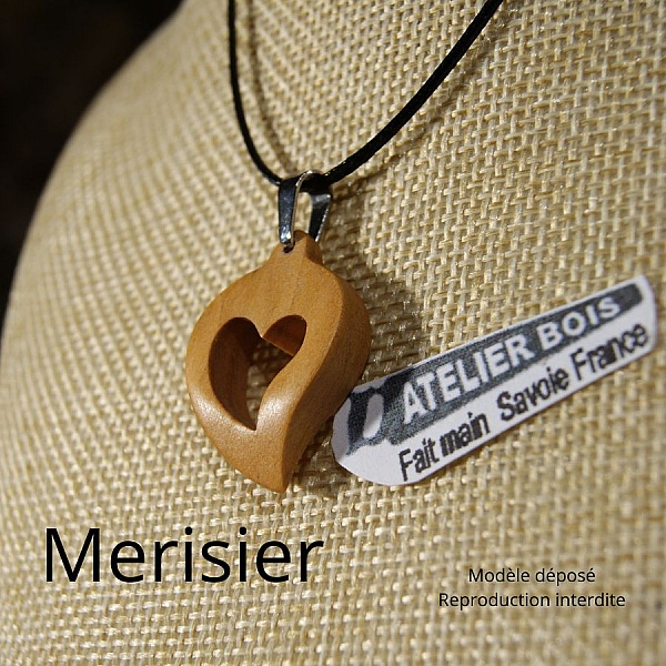 Pendentif cœur en bois de merisier fait main.