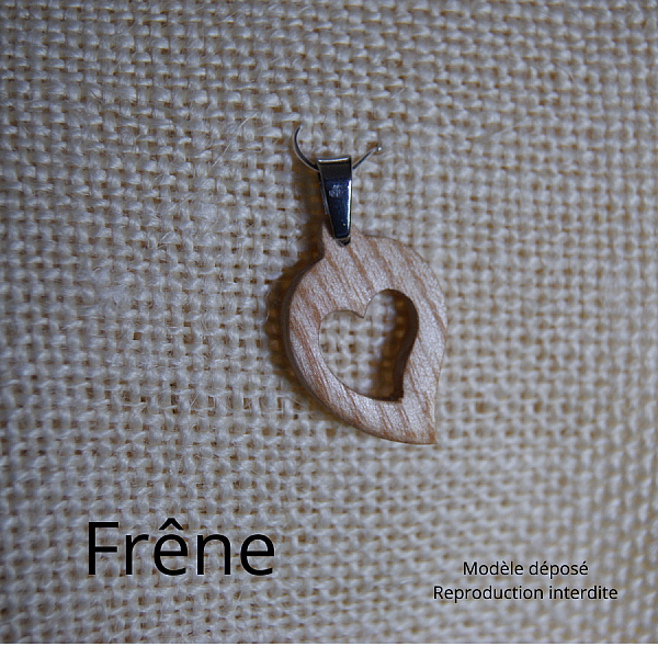 Pendentif artisanal en bois de frêne en forme de cœur.