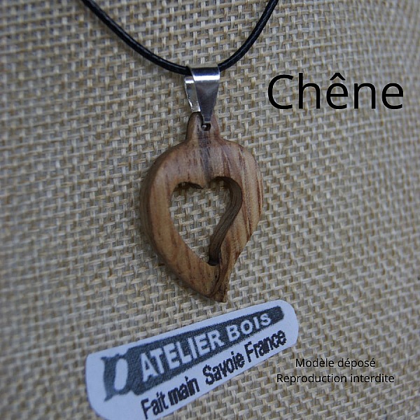 Pendentif cœur en bois de chêne artisanal.