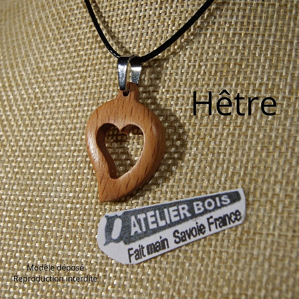 Pendentif en bois de hêtre en forme de cœur.
