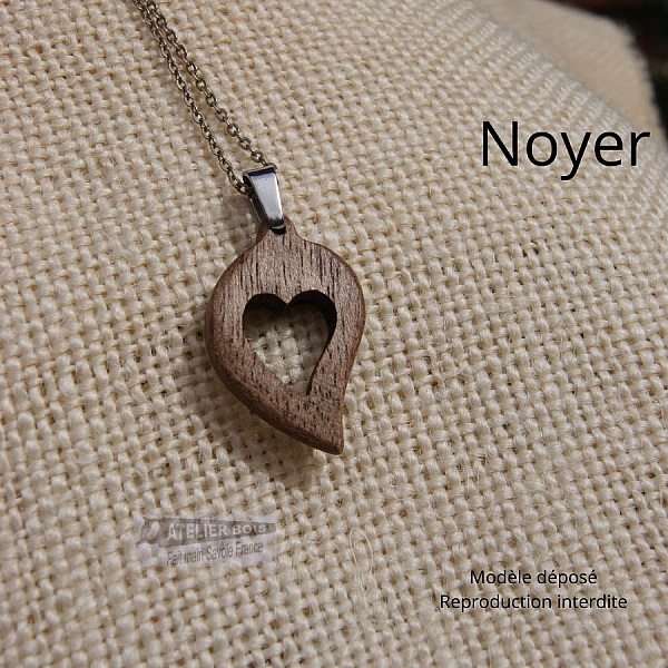 Pendentif en bois de noyer sculpté en forme de cœur.