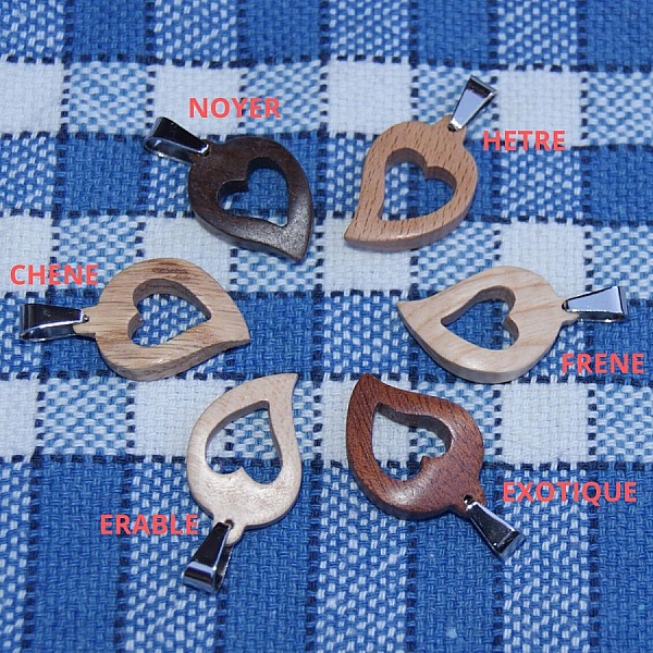Pendentifs en bois en forme de cœur, essences variées.