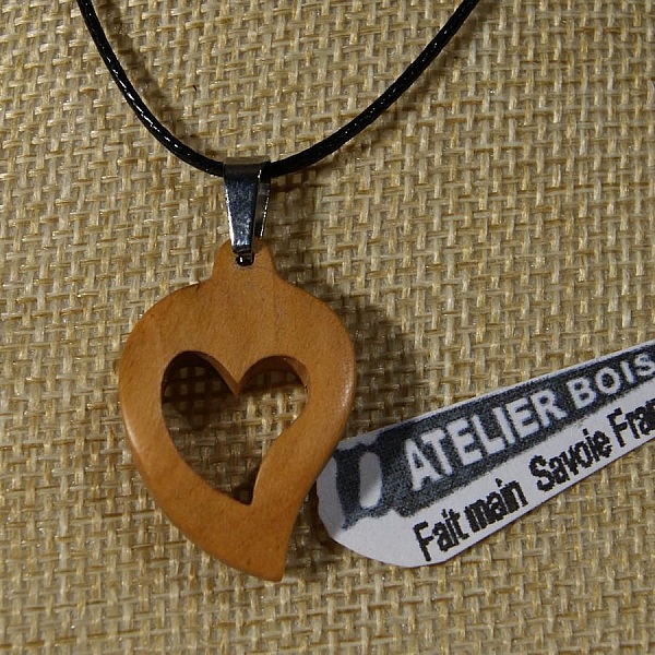 Pendentif en bois en forme de cœur, création artisanale.