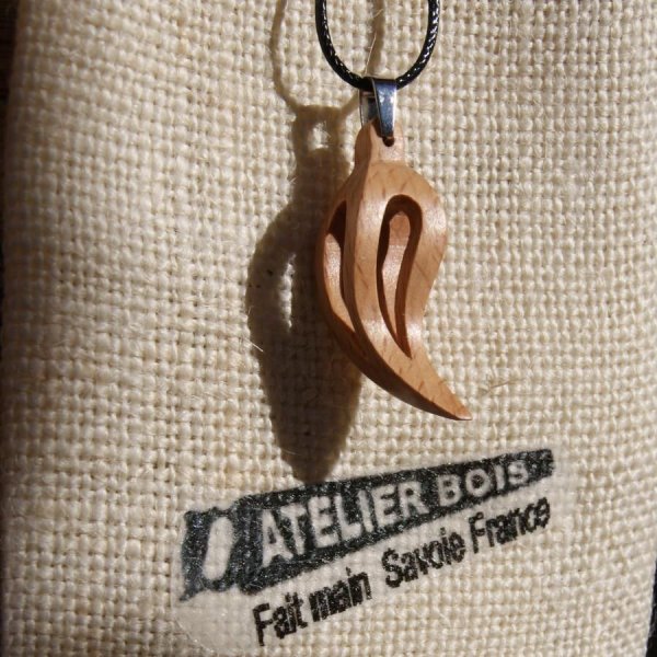 pendentif plume ou feuille evid&eacute;e en hetre cir&eacute; bijou ethique en bois, bijou nature fait main