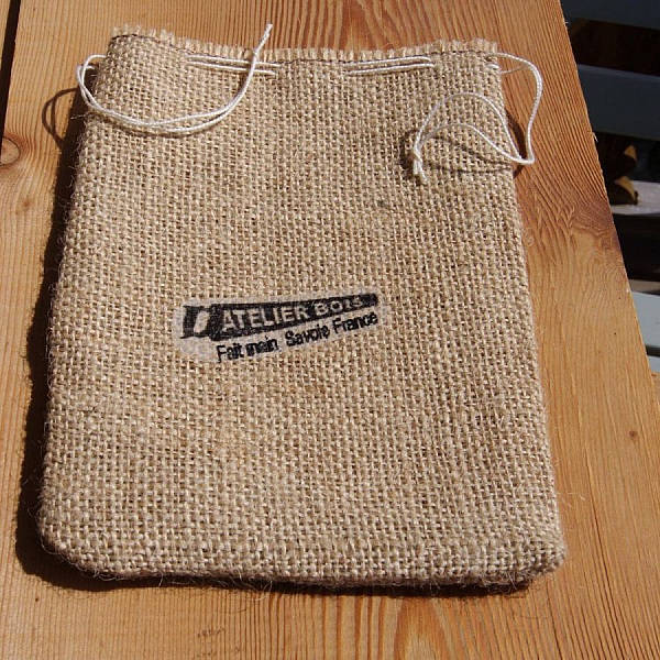 Pochon en toile de jute pour puzzle en bois artisanal.