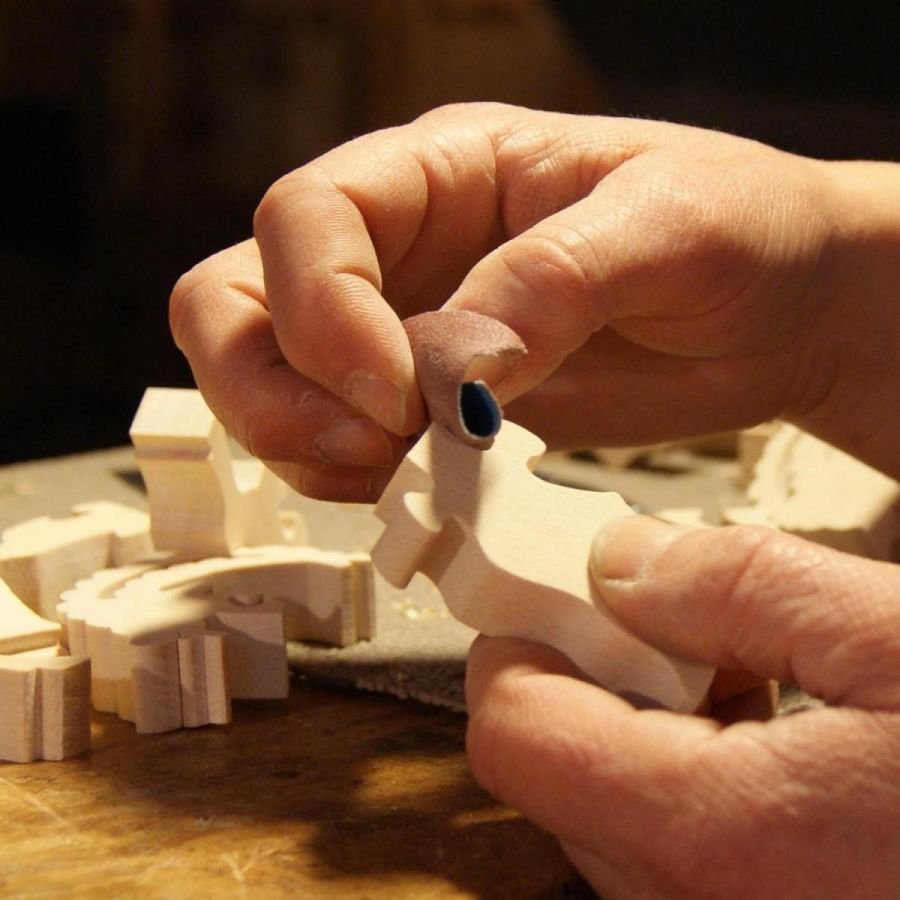 Portatovaglioli con pupazzo di neve e la sua scopa fatti a mano in faggio massiccio, decorazione da tavola natalizia