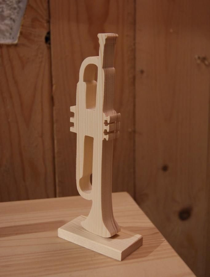 tromba in legno montata su una base, decorazione musicale, regalo per trombettisti, fatto a mano