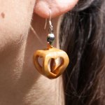 orecchini forma 4 cuori openwork in legno di ciliegio, da offrire per San Valentino, il matrimonio in legno