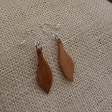 orecchini gioielli etici in legno legno di ciliegio cerato lavorato a mano