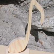 bastone montato su una base in legno decorazione musicale