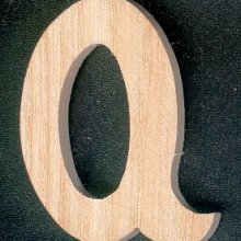 Lettera Q in legno massiccio da dipingere e incollare, fatta a mano