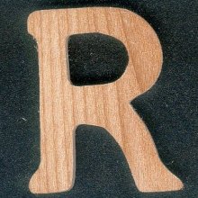 Lettera R in legno massiccio di frassino lavorato a mano, altezza 5 cm