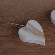 Piccolo cuore inclinato in legno di betulla da appendere