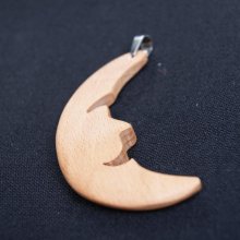 ciondolo a forma di luna in legno di faggio, gioielli in legno e natura, fatti a mano